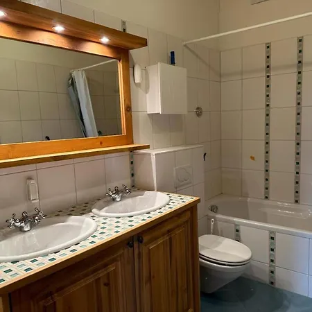 Spacious With Terrace דירה ננדה